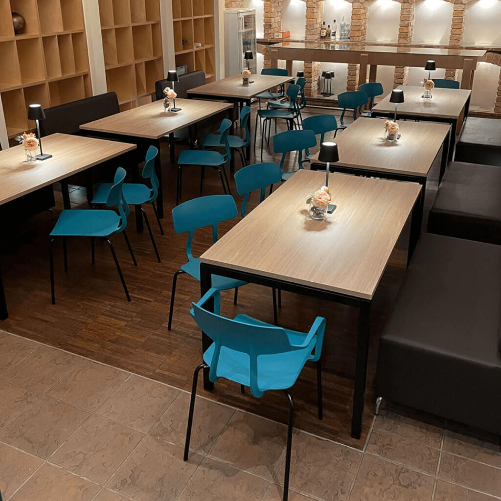 Stoły i krzesła dla HoReCa ET AL. aranżacja